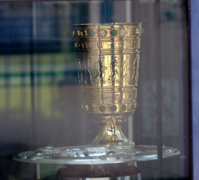 Steht im Schaufester an der Gruenwalder Stra&amp;amp;amp;amp;amp;szlig;e: Der DFB-Pokal. 1860 gewann ihn 1964. Foto: WAGNER